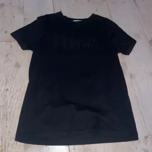 Svart T-shirt med ”FEMME” stygn