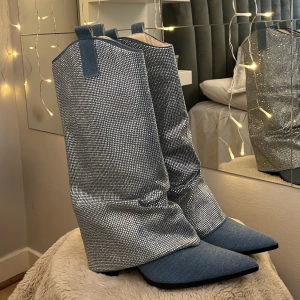 Jeans - stövlar - Strl 39 men passar bra på mig med 38! Köpta på TopShop i USA förra hösten för 800kr, aldrig använda!🩷