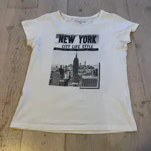 Vit T-shirt med ”New York” tryck