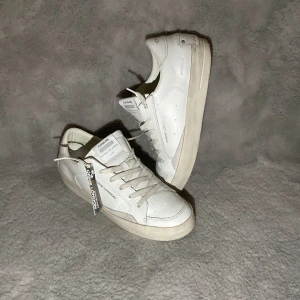 Crime London SK8 Deluxe - Hej! Säljer nu dessa Crime London SK8 Deluxe (Nypris, 2000kr) i storlek 41. Skorna är huvudsakligen i gott skick, liten defekt på hälen på ena skon. Inget som känns av eller stör helhetsintrycket. Skriv vid funderingar 💬