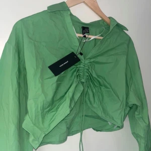 Rynkad oversized skjorta - VeroModa - Helt oanvänd, prislapp sitter kvar 🌿 Rynkad färgglad skjorta med snörning, oversized storlek med pösiga ärmar 💚