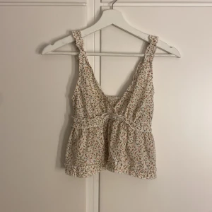 Somrigt linne - Ett gullig linne som jag köpte på en loppis. Ingen lapp i men skulle säga att den är i XS.