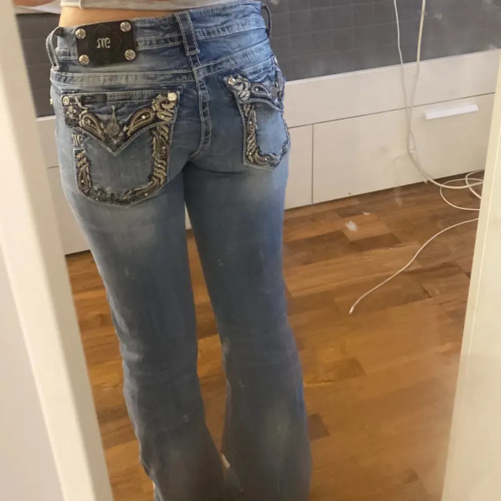 Lågmidjade jätte snygga missme jeans, som är lite slitna längst ner. Var lite stora på mig så jag säljer dom. Dom är lågmidjade och bootcut💖. Jeans & Byxor.