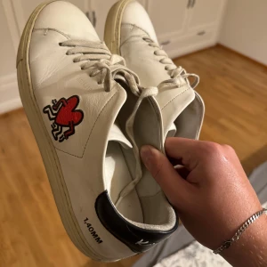 Arigato X Keith Haring - Tjo säljer mina riktigt feta arigatos i ganska använt skick! Skorna är väldigt sällsynta då dem inte släpps längre! Priset på dem kan variera mellan 2000-4000kr 👌 skriv vid minsta lilla