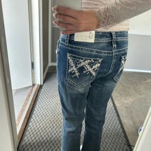 Bootcut jeans med design på fickorna - Säljer dessa bootcut jeans då dom aldrig kommer till använding, jensen är i jättebra skick, köpta i USA i vintras, jag är 166 och dom är lite stora i midjan men går hela vägen ner till marken, undrar du nått så tveka inte på att skriva och fråga!🩵 