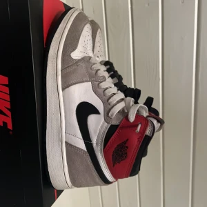 Säljer min jordan 500kr Bra skick 8.5/10  - Air Jordan 1 retro high og gs White black smoke gray. uk 4.5.Jag köpte dom för 3000kr.Man får med box och de andra vita snöret.