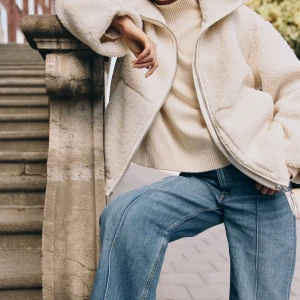 Teddy jacka - Säljer denna virala, slutsålda Teddy jacka från HM. Använd men som ny. Passar storlek xs-m⭐️⭐️