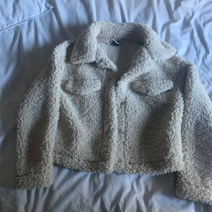 Teddyjacka - Säljer min jättefina teddyjacka från Gina Tricot då jag inte använder den💕 Nyskick💕 (Kom privat för fler bilder)