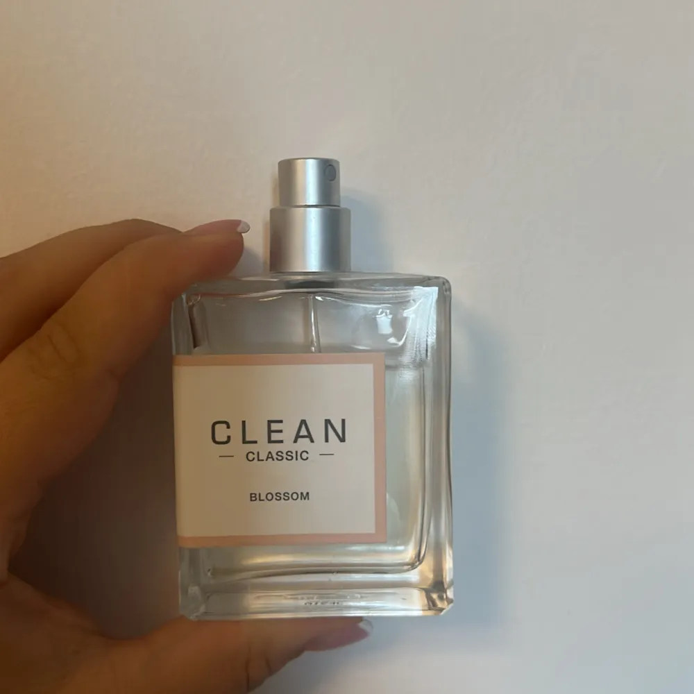 Säljer denna clean parfymen som är använt några gånger men fortfarande ganska full!! 60 ml och nypris kostar runt 600 kr!! Pris kan diskuteras... Parfym.