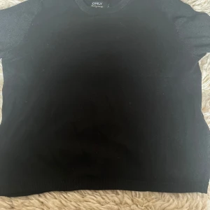 Svart tröja  - En svart t shirt från Only strl L men skulle mer passa någon i M 🖤