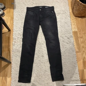 Replay anbass - Sköna och snygga jeans ifrån replay i svart, skick 10/10 inga defekter köpta för 1600