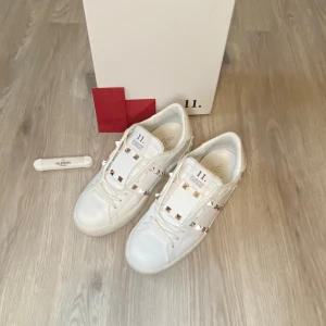 Valentino Rockstud - Valentino Rockstud┃Storlek 36┃Skick 9/10 inte använda mer än 10 gånger┃Box och extra skosnören medkommer┃Bara att höra av dig för fler bilder/frågor