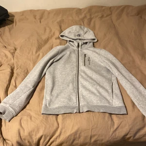 Sail Racing hoodie - Säljer en sail Racing hoodie pågrund av att jag har växt ut den. Hoddien har inga skador eller fläckar den har storlek 160.Den kommer nytvättad. Skriv gärna om ni har några frågor!