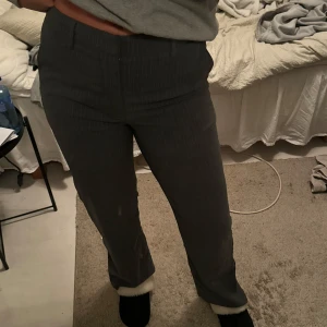 Madlady kostymbyxor  - Säljer mina kostymbyxor från Madlady, storlek 38 i längden Tall. Gråa med ljusa ränder 💗knappt använda 