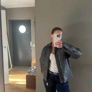 Skinnjacka  - Grå skinnjacka från Bikbok.  Aldrig använd, storlek XS men sitter som en S/M. Nypris 799kr