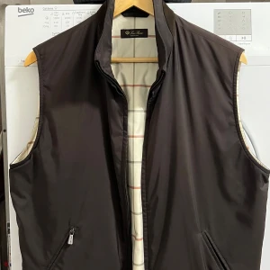 Loro piana väst - Storlek 46 passar S-M  bra skick Kan behövas en kemtvätt om man vill få den helt fräsch