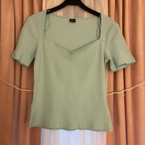 Tröja  - En jätte söt och somrig tröja ifrån Gina tricot. Tröjan är aldrig använd eftersom att den är för stor.