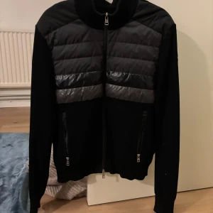moncler cardigan  - moncler cardigan  storlek M kan även tänka mig byte