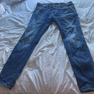 Replay Jeans - Säljer dessa feta Replay anbass, skick avgör du själv! Köpta från Nk för 1700kr!