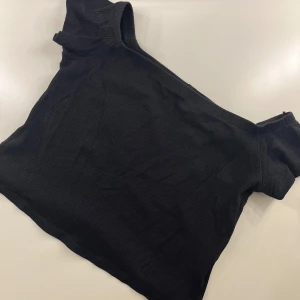 Off shoulder topp - Ribbad topp från h&m, divided. Bra skick.