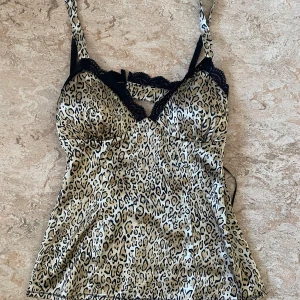 Leopard fest top - Vinted guess leopard toppings defekter. Storlek xs/s. Fråga gärna om ni har funderingar ☺️