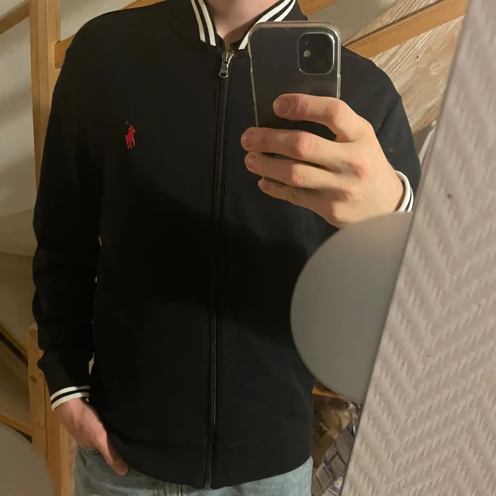 Fet raffe fullzip! Mycket bra skick och asskön. Passar M. Skickar snabbt. Tröjor & Koftor.