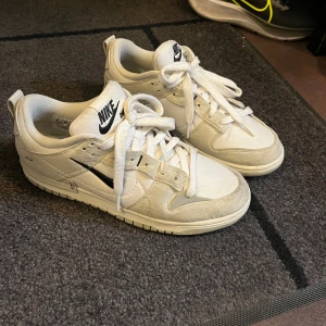 Nike dunks  - Säljer nu dessa jättefina och unika skor som endast är använda ett fåtal gånger. De har en liten fläck framtill på ena skon, annars så gott som nya! Köpta för 3000kr. Storlek 41🩷