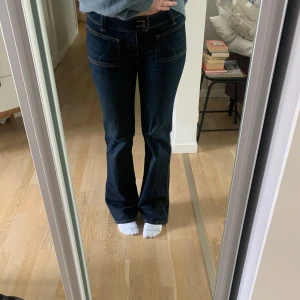 Low waisted bootcut jeans med rhinestones! - Skit snygga low waist jeans med rhinestones pp bakfickorna! Det är strlk M Tall🤗priset går att diskutera vid snabb affär!