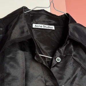 Acne skjorta - Säljer den här underbara skjortan från Acne för jag beställde fel storlek 💔  Den är underbar, o blir ännu finare struken…. Hehe 😅