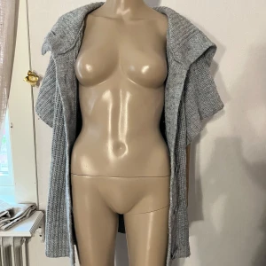 Stor mysig stickad kofta - Liten fläck enligt bild