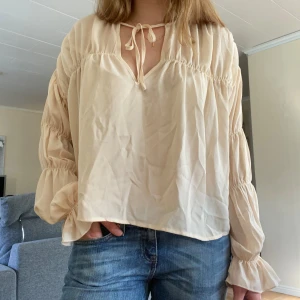 Blus - Ny blus med fina ärmar. Skriv privat för frågor eller flera bilder. 💗 Längd 54 cm Bredd 67 cm