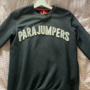 En parajumper hoodie i storlek S. Passar xs. 