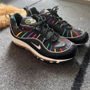 Nike air Max 98 prm  - Säljer mina Nike skor, knappt använda, max 3 ggr :). Storlek är 42,5