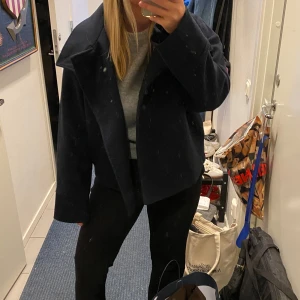 mörkblå kappa ifrån gina tricot  - passar small-medium! 💕