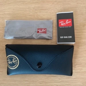 Rayban fodral  - Säljer ett svart Rayban fodral, passar Boyfriend och liknande modeller. Nypris 500kr mitt pris 249