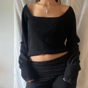 Stickad tröja  - Jättefin nakd tröja som sitter jättefint och håller en lagom varm. Användbar!! Insydd därnere så den är lite kortare men går att ta upp om man föredrar den längre!