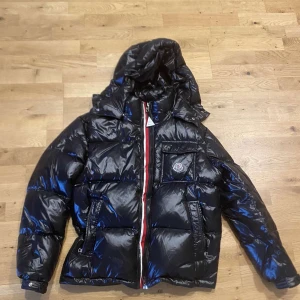 Moncler jacka - Jag säljer min moncler. Den är i bra stick 9/10 om ni vill diskutera priset eller ha mer info så är det bara att skriva till mig