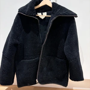 Teddyjacka - Den här teddyjackan är aldrig använd, har bara tagit bort prisslappen. 