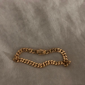 Guld Armband  - Tjena, säljer mitt guldarmband som jag ej använder något mer!   18 karat, se stämpel 