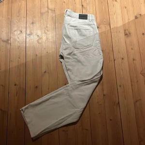 Jeans weekday - Säljer dessa vita/ljusgrå jeansen från weekday i rak passform. Passar W30. Bra skick.