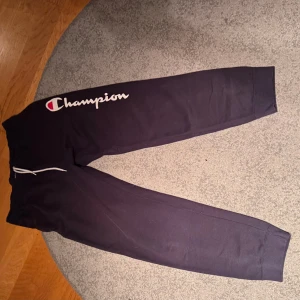 Champion byxor XL - Bra skick lite solblekta men annars inget