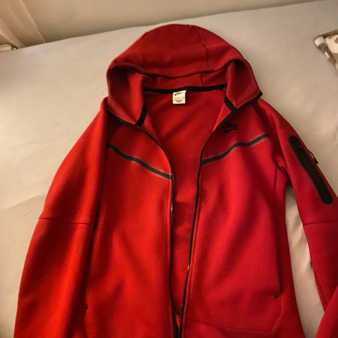 Röd fleecejacka med huva - 91