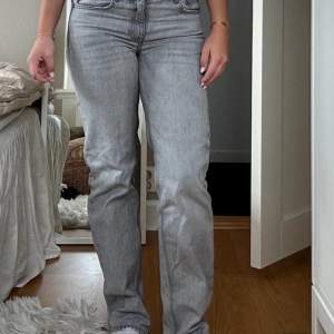 Säljer mina lågmidjade jeans från Gina då de är för små för mig nu. Skulle säga att byxorna passar både 34/36. Sitter jätte fint och passar nu till hösten. Hör av dig om du undrar något💞 (lånade bilder)