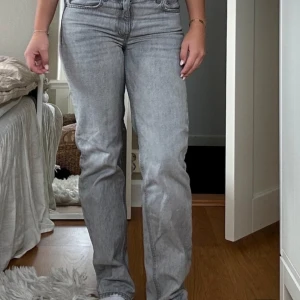  lågmidjade jeans  - Säljer mina lågmidjade jeans från Gina då de är för små för mig nu. Skulle säga att byxorna passar både 34/36. Sitter jätte fint och passar nu till hösten. Hör av dig om du undrar något💞 (lånade bilder)