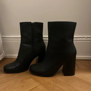 Högklackade skor  - Fina högklackade skor köpta från Zalando. Använda en gång och i nyskick. 