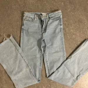 Ljus blåa jeans från Zara i storlek 36, lådmidjade och bootcut modell.  Kommer ej till användning, skriv för fler bilder eller frågor💗