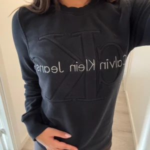 Calvin klein - Väldigt mörk blå. Bra skick. Storlek M. Köpt i turkiet. 