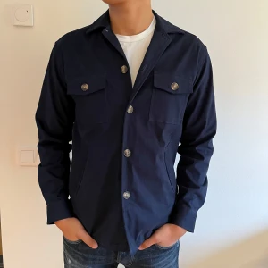 John Henric overshirt - Tja! En snygg overshirt från John Henric. Skick 10/10, använt den 2 gånger. Passar mig som är 183. Nypris 999, mitt pris 500. Hör av er vid frågor!