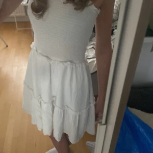 Vit klänning  - Vit klänning från bubbleroom i storlek använt två gånger, bra skick. Hör av dig om du har frågor 💕