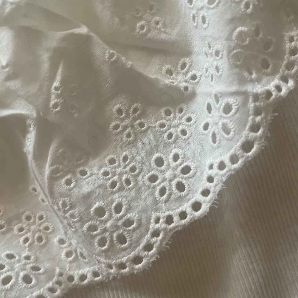 Super fin osymmetrisk topp med volang. Storlek 158/164 men passar mig som har S. Helt ny och aldrig använd men utan pris lapp. Skriv privat för fler bilder. Pris kan diskuteras!🩷. Yläosat.